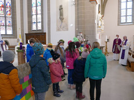 Bischof Dr. Michael Gerber besucht St. Crescentius (Foto: Karl-Franz Thiede)